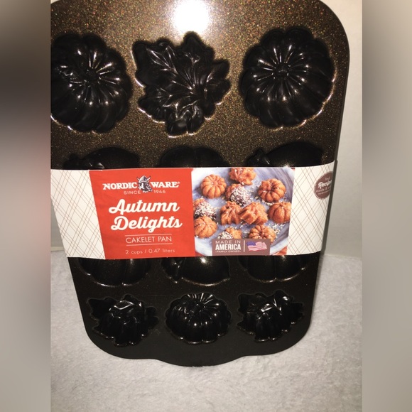 Nordic Ware Autumn Delights Cakelet Pan - NWT - Picture 2 of 4